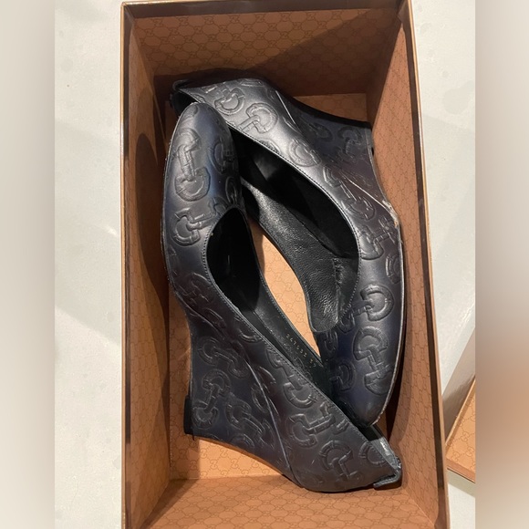 Gucci Navy blue embossed wedge shoes. Size 9 - Picture 1 of 13